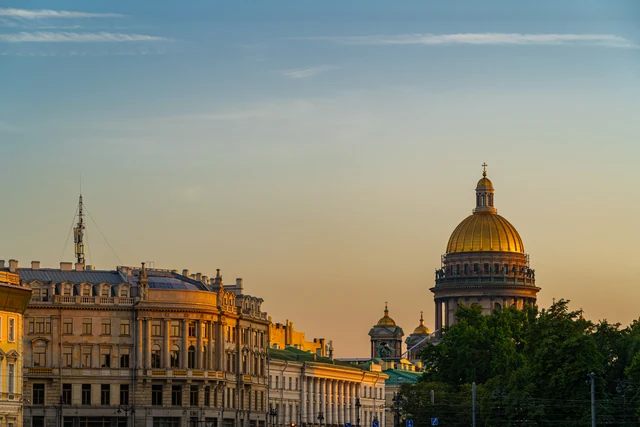 Петербургские фасады и купол Исаакиевского собора в вечернем свете